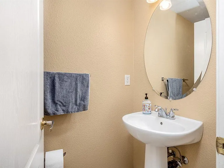 634 W Edinburgh Ln — Photo 15