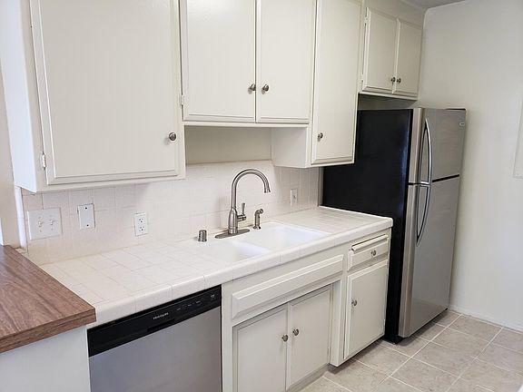 4th image of 1830 Greenfield Ave APT 14