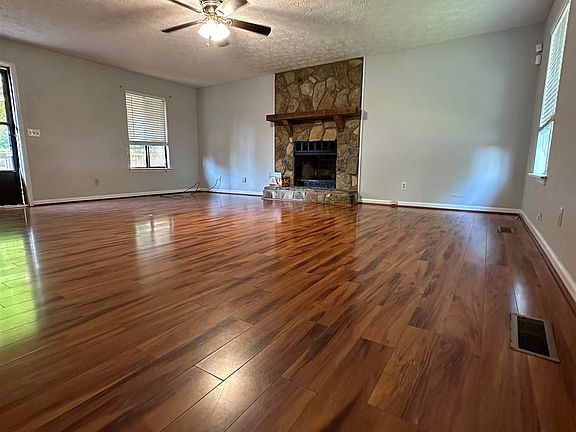 5th image of 1202 Louise Dr SE