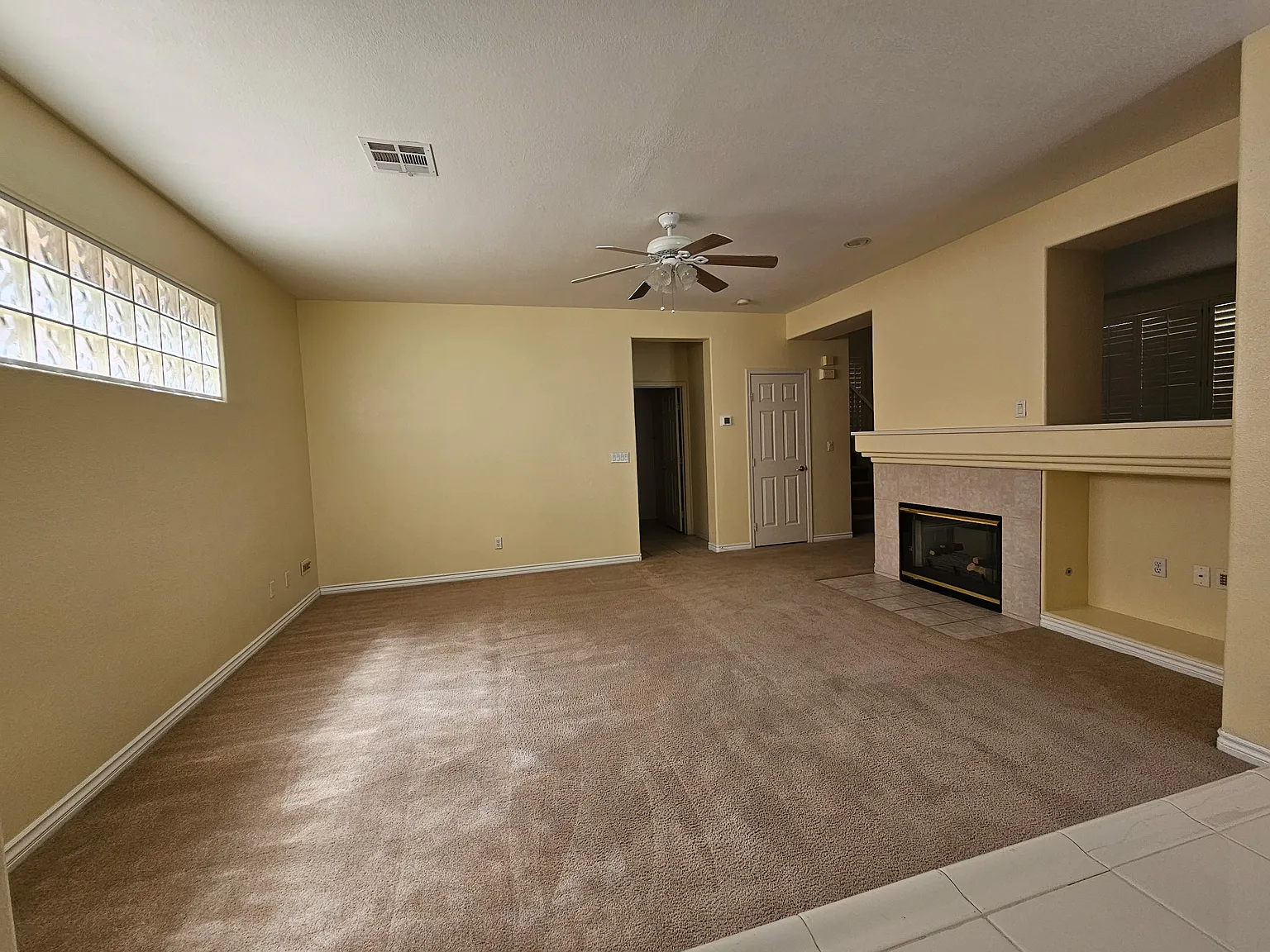 3 bed, 2.5 bath, 2100 sqft, $2,400 — Photo 2