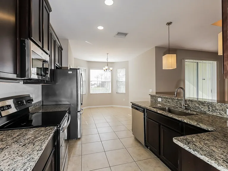 3911 Constantine Loop — Photo 7