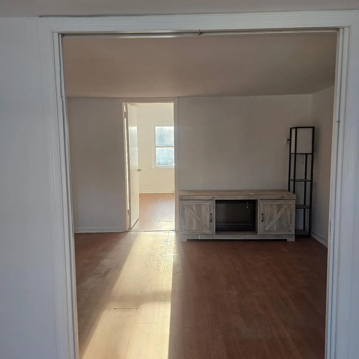 3 bed, 1.0 bath, 1000 sqft, $2,300 — Photo 3