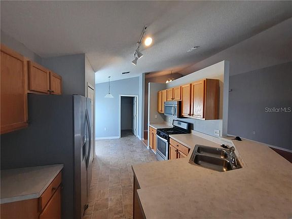 3rd image of 217 Queen Mary Dr