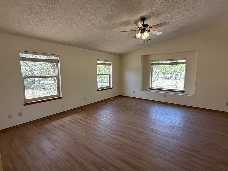 1 Autumnwood Ct — Photo 3
