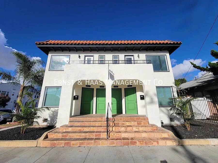Luxurious 2-Bedroom Apartment - Steps Away from the Ocean and Downtown Long Beach! — Photo 2