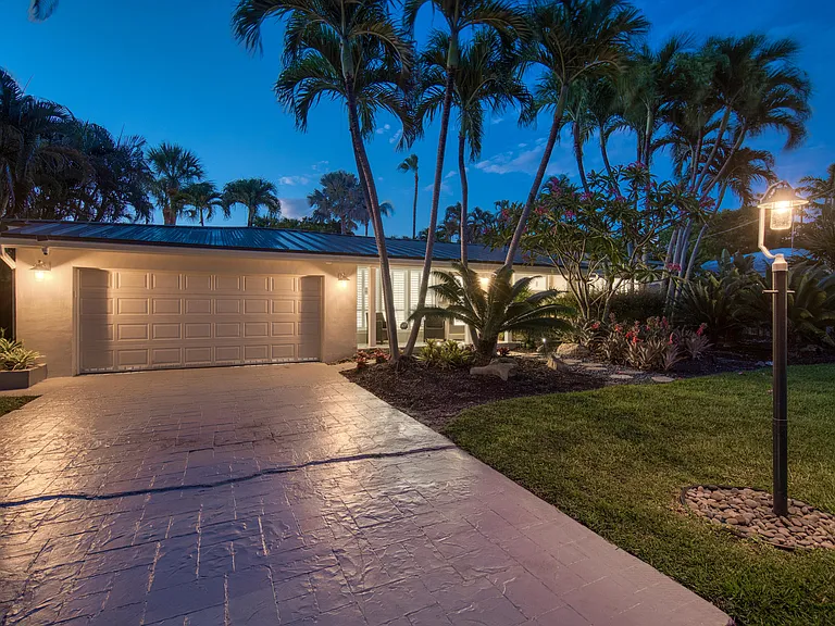 1733 Coral Gardens Dr — Photo 16