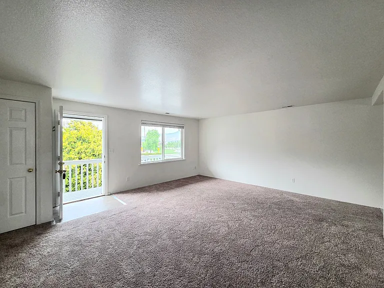 1409 Maple St — Photo 8