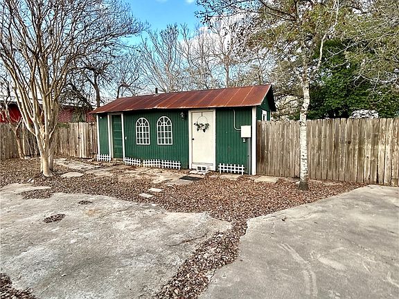 5th image of 609 E Corpus Christi St