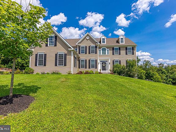4th image of 40 Emma Ct