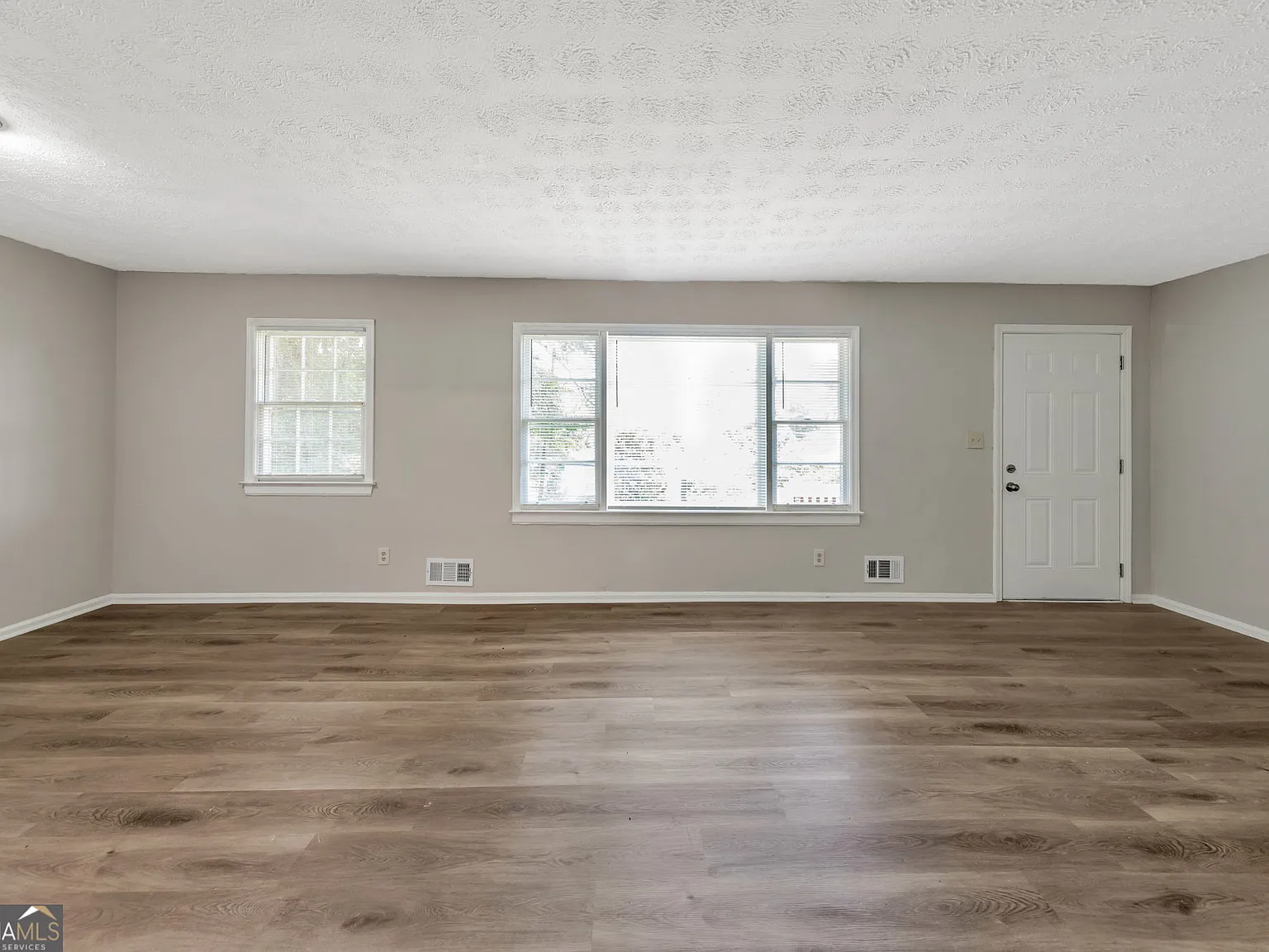 3 bed, 1.5 bath, 1131 sqft, $1,695 — Photo 2