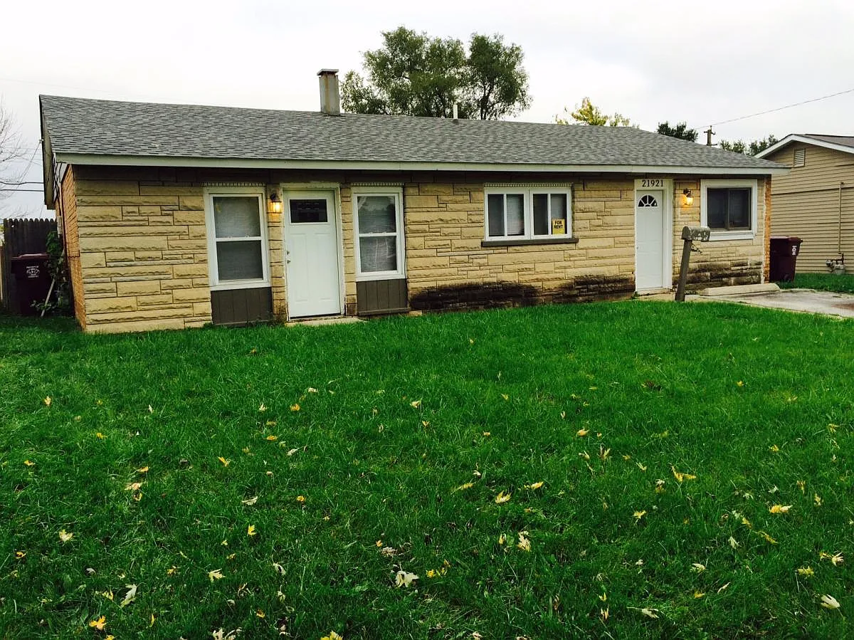 21921 Orion Ave photo 1
