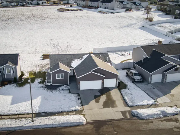 1308 Plains Bnd SE, Mandan, ND 58554
