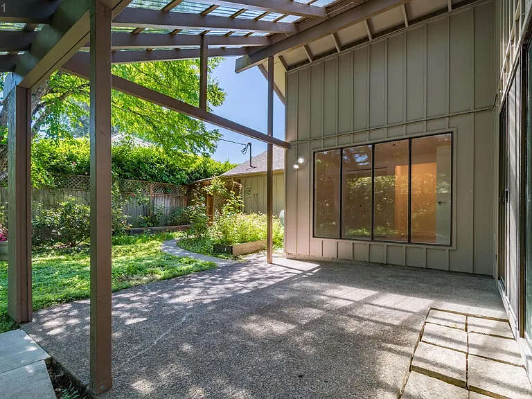 2095 Norwood St — Photo 32