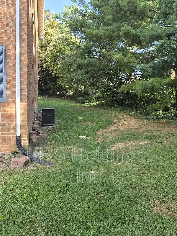 3 bed, 1.5 bath, 1140 sqft, $1,295 — Photo 2
