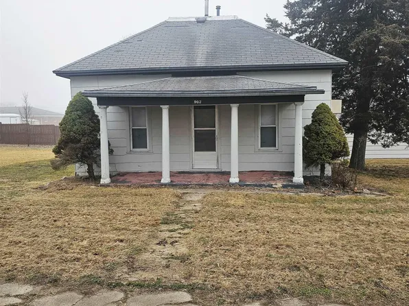902 N Saunders Ave, Sutton, NE 68979