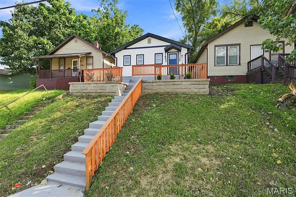 3 bed, 2.0 bath, 1056 sqft, $1,700 — Photo 3