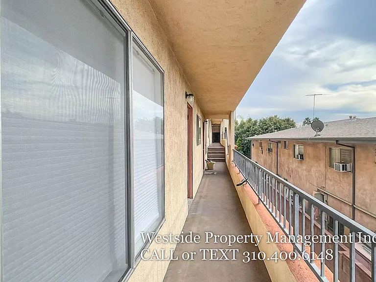 1962 N Beachwood Dr #201 — Photo 13