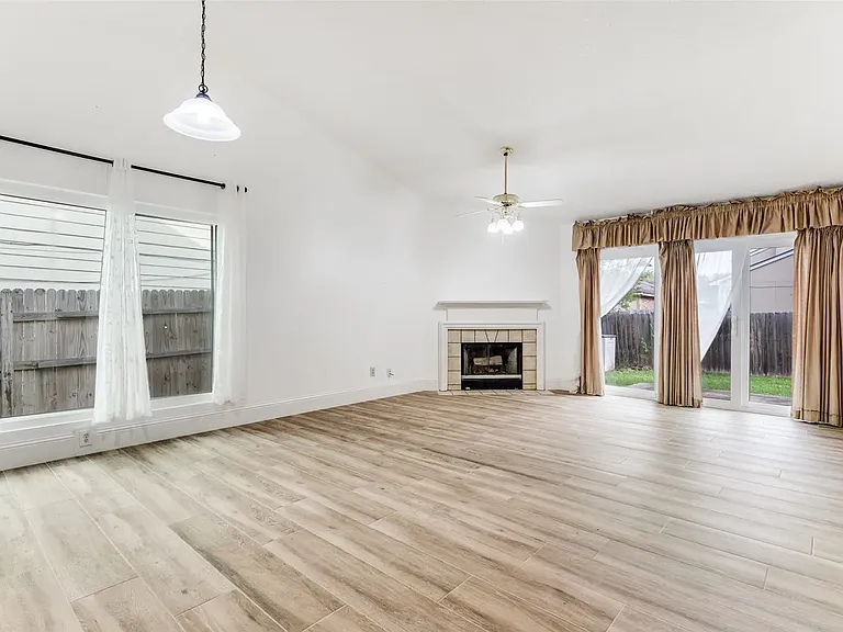 4617 Feathercrest Dr — Photo 14