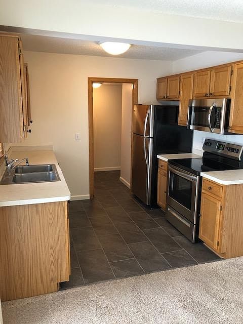 Look at the gorgeously updated kitchen!
