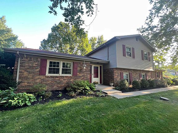 3rd image of 1558 Crestwood Ln