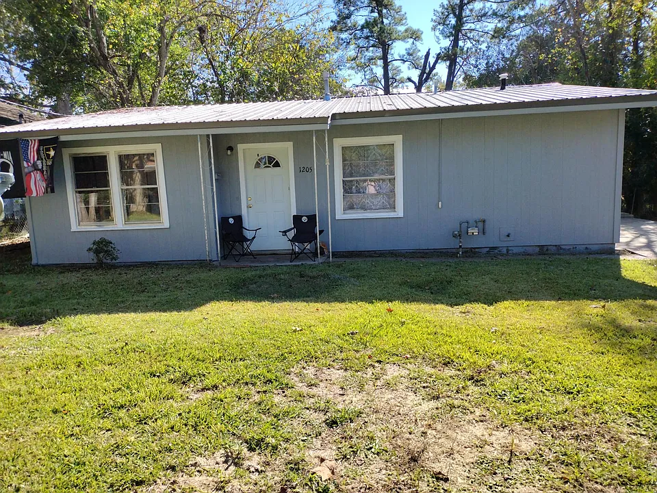 1205 Pinecrest St