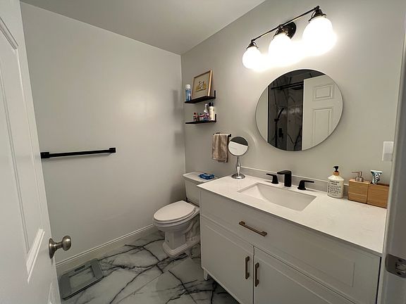 5th image of 812 W Summerfield Glen Cir