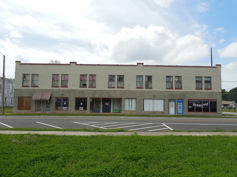 1st image of 415 N Main St