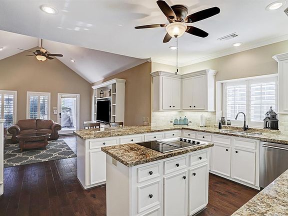 3rd image of 5814 Woodland Creek Dr