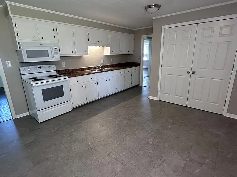313 Ginnie Ln — Photo 6