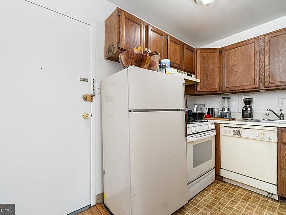 3rd image of 922 24th St NW APT 313