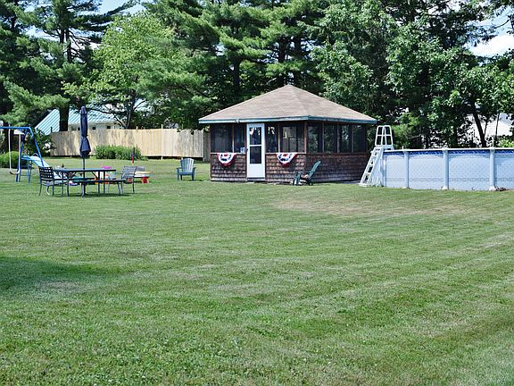 Large yard w/ pool & gazebo