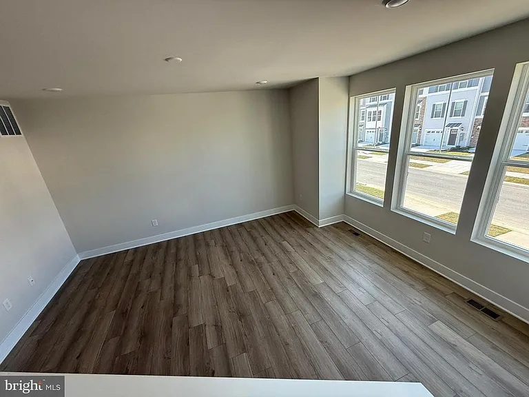 29405 Oxford Dr — Photo 8
