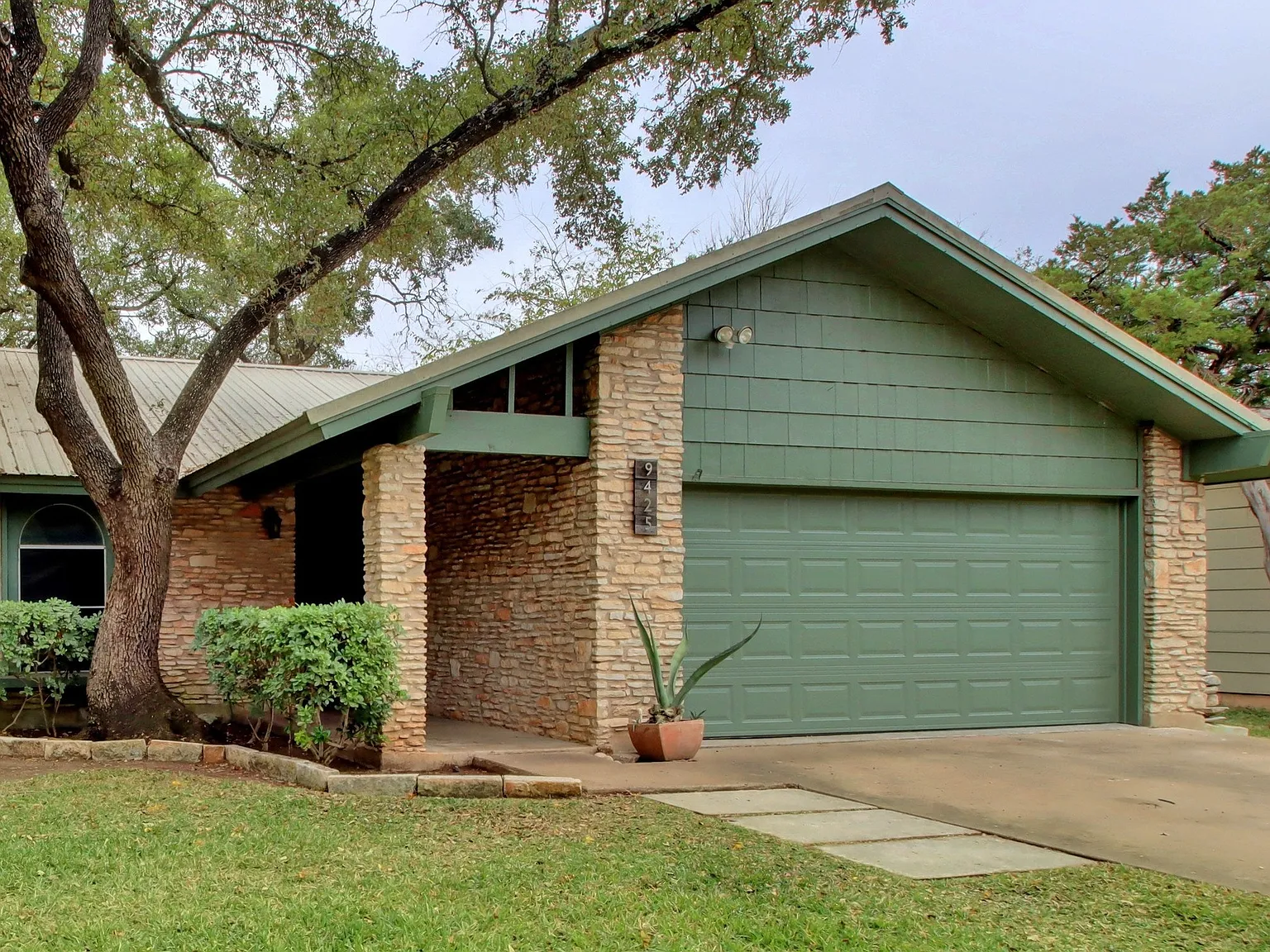 3 bed, 1339 sqft, $2,100 — Photo 4