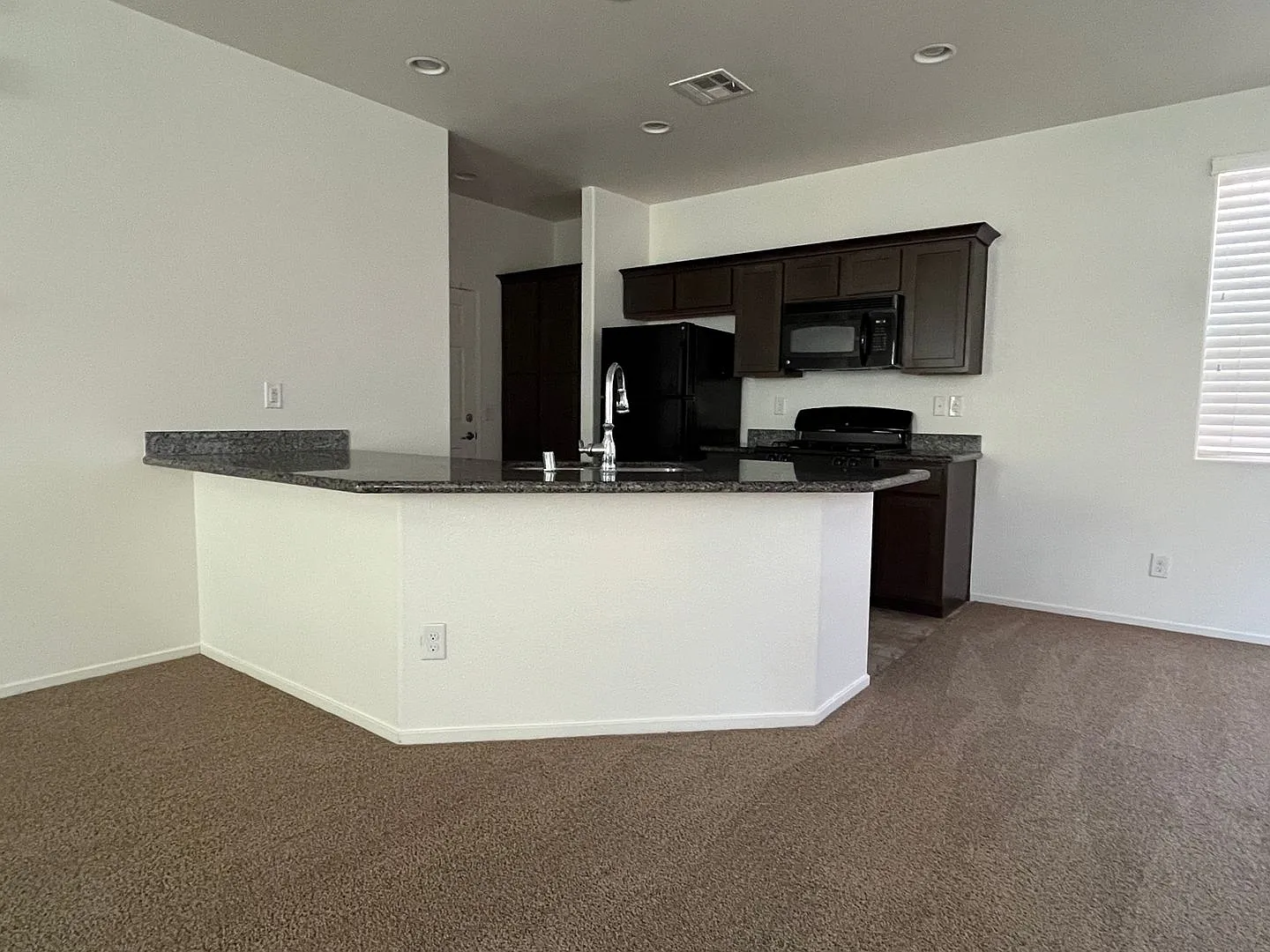 Lovely 2 story home with 3 large bedrooms, 2.5 baths and a 2 car garage. — Photo 4