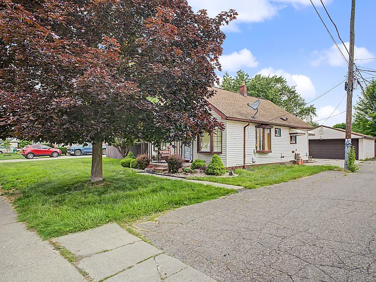 29438 Elmwood St — Photo 2
