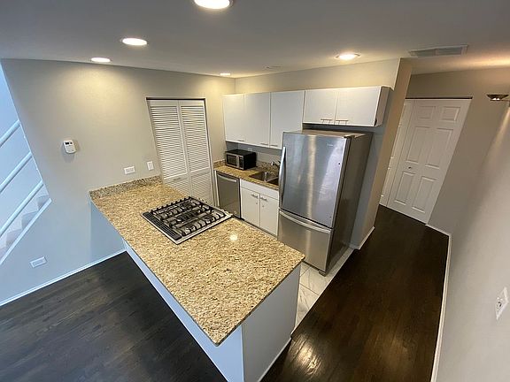 5th image of 1100 W Cornelia Ave APT 109