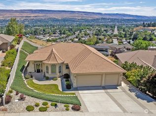 631 Castle Heights Dr, Wenatchee, WA 98801