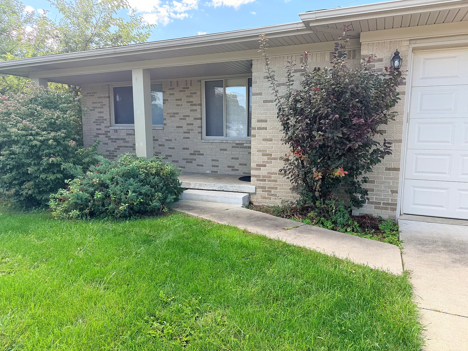 3 bed, 1.5 bath, 1300 sqft, $1,900 — Photo 2