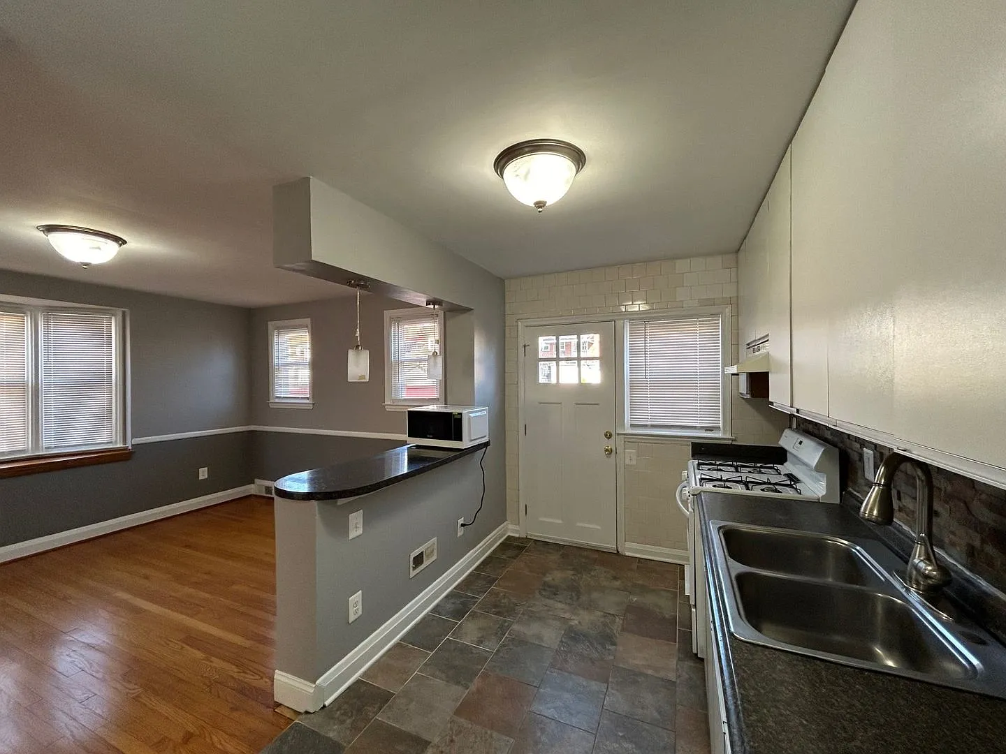 Baltimore - 3 bedrooms and 1 baths Available! — Photo 4