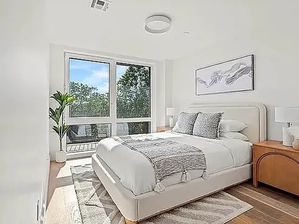 1173 Rogers Avenue image 3 of 8