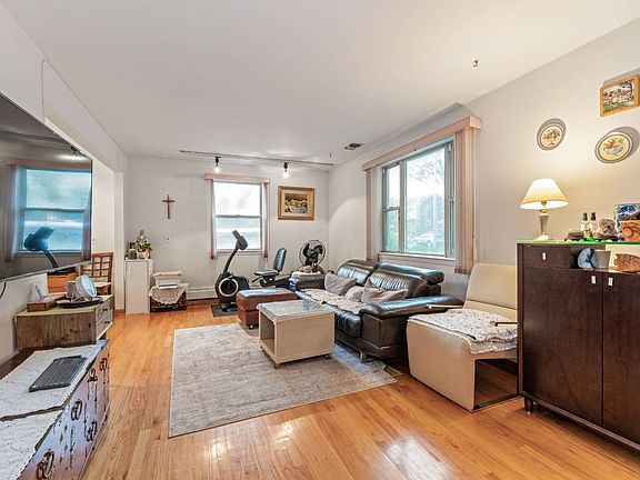 3rd image of 67-27 Cloverdale Blvd #1