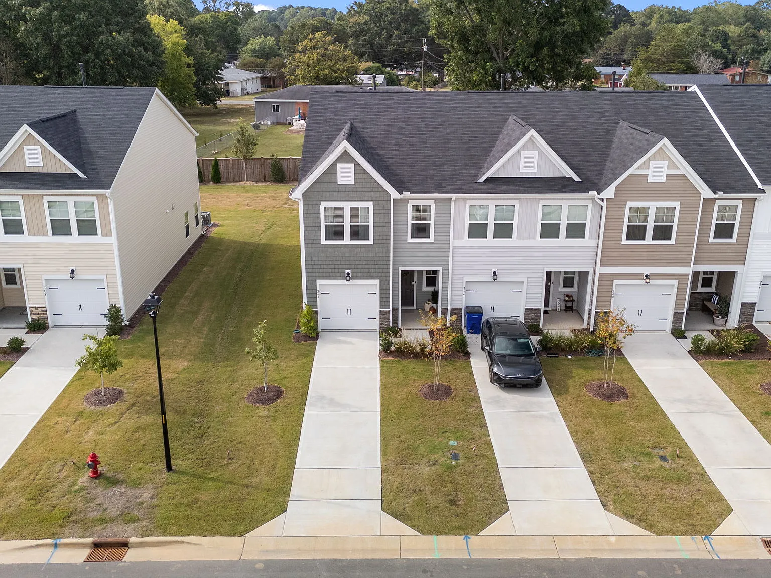 3 bed, 2.5 bath, 1581 sqft, $1,800 — Photo 2