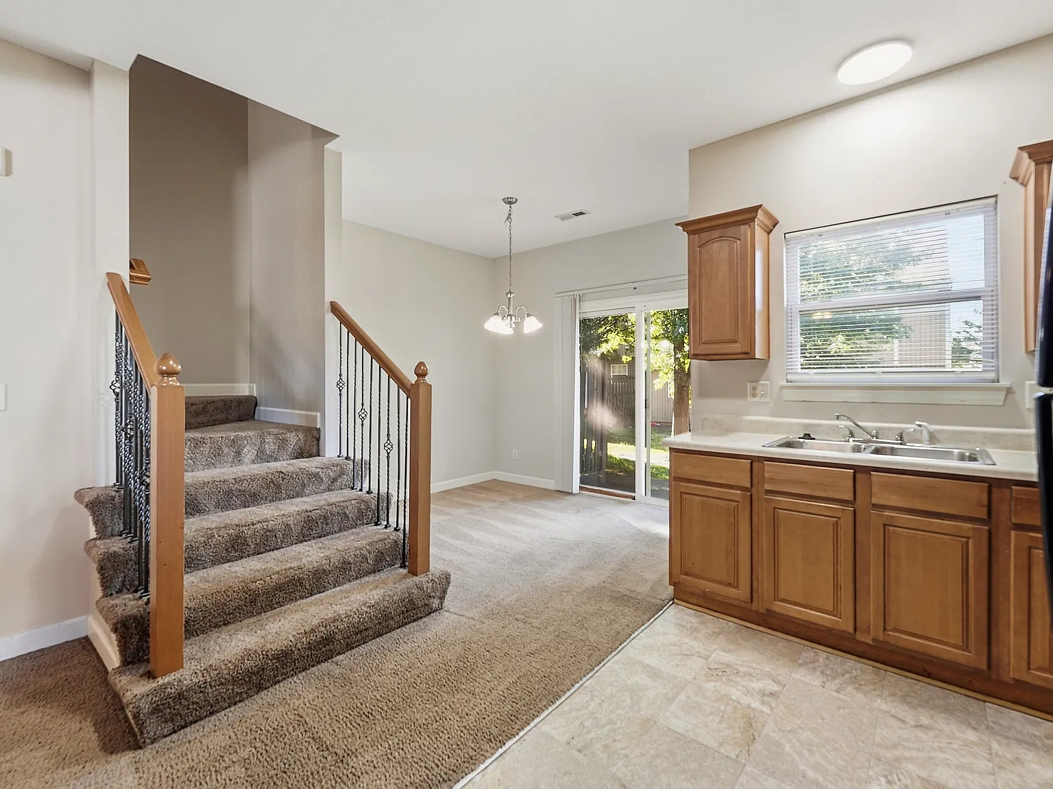3 bed, 2.5 bath, 1422 sqft, $1,650 — Photo 3
