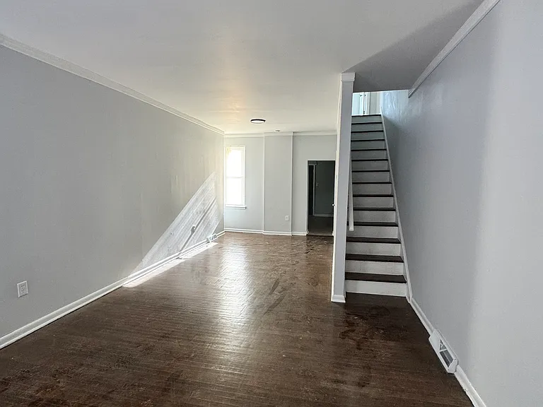 832 W 5th St — Photo 1