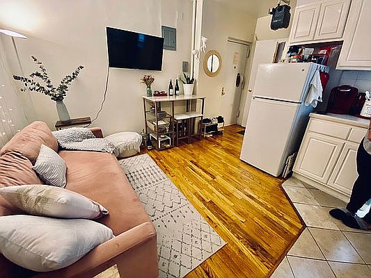 3rd image of 208 E 7th St APT 14