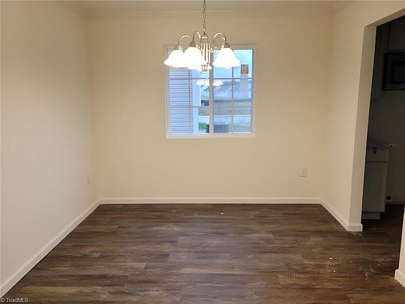 4th image of 618 Brampton Dr