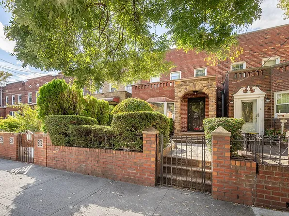 2114 23rd Ave, Astoria, NY 11105