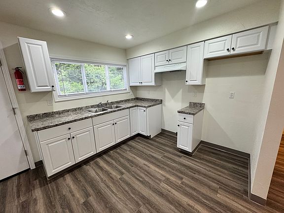 4th image of 2475 Redwood St APT 4