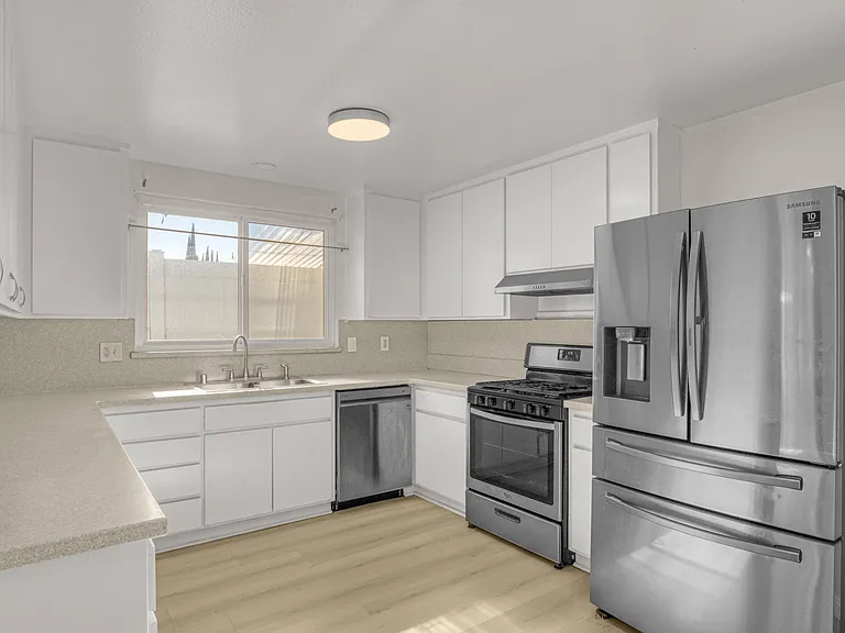 7701 Baird Ave — Photo 8