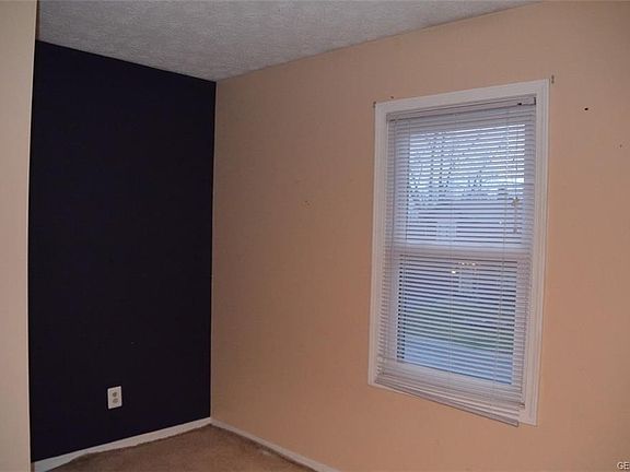 5th image of 32 Fieldstone Ln